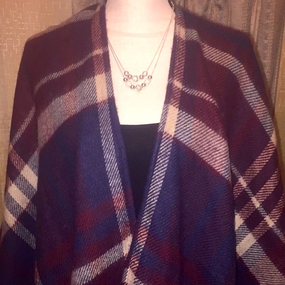 Accessories - Gorgeous Plaid Fringe Wrap